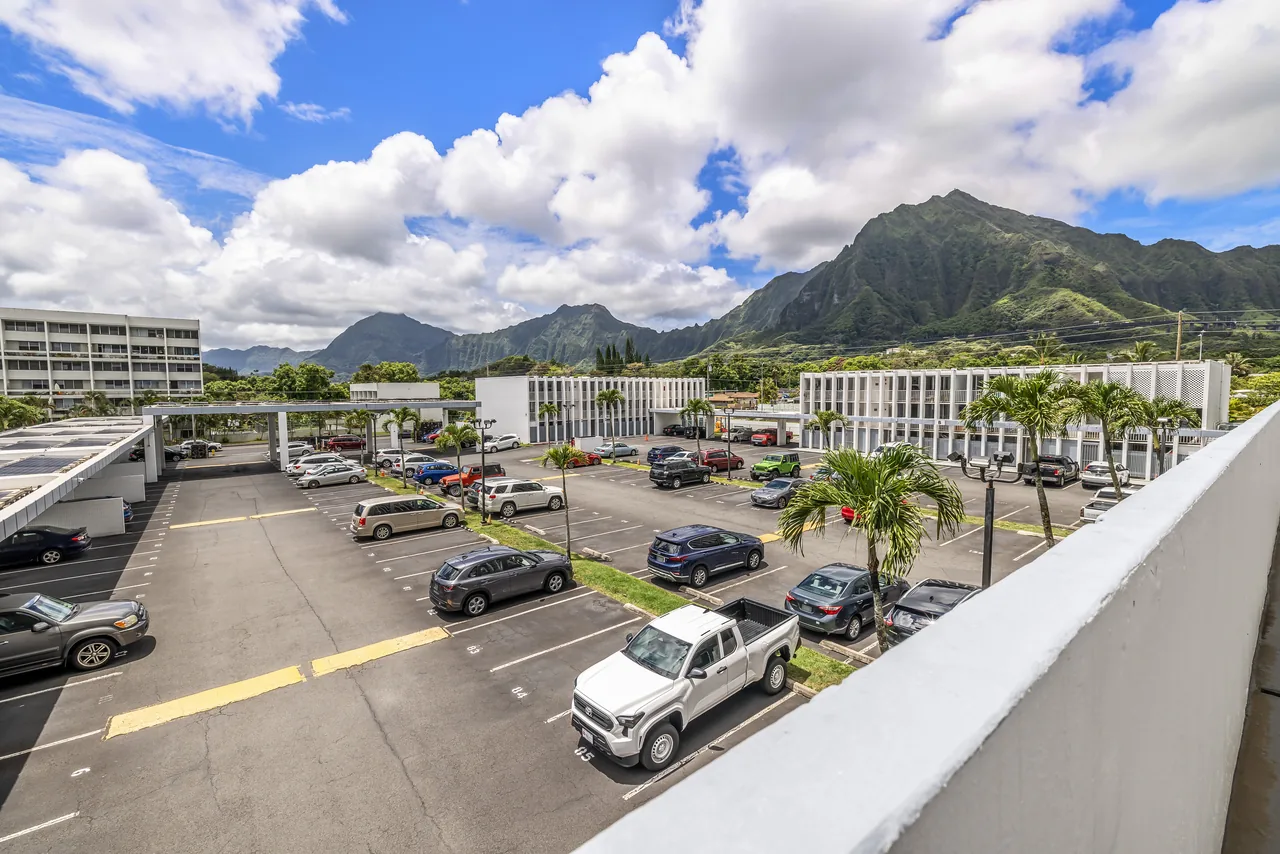 Sweeping view of the Koʻolau mountains under blue Windward skies